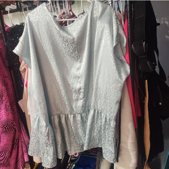 🍁🍂Like new Glitzy girlz satin top size 3x - Picture 4 of 4